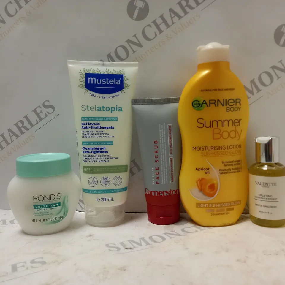 BOX OF APPROX 15 ASSORTED HEALTH AND BEAUTY ITEMS TO INCLUDE - MUSTELA STELA TOPIA CLEANING GEL - GARNIER SUMMER BODY - PONDS COLD CREAM ECT