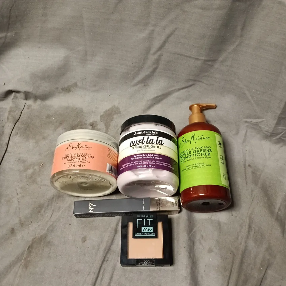 APPROXIMATELY 20 X ASSORTED COSMETIC ITEMS TO INCLUDE MAYBELLINE, NO7 EYESHADOW STICK, CURL ENHANCING SMOOTHIE, CURL LA LA, MORINGA AND AVOCADO POWER GREENS CONDITIONER ETC
