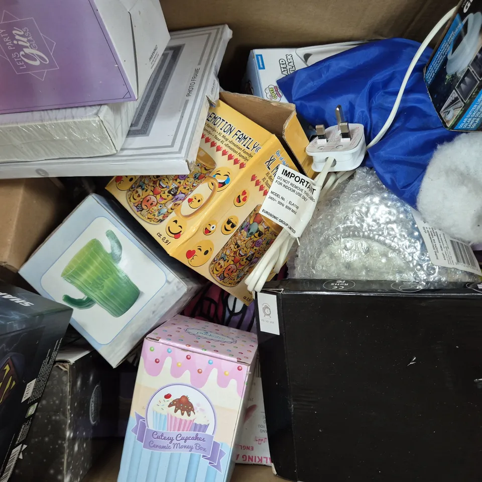 BOX OF APPROXIMATELY 20 ASSORTED HOUSEHOLD ITEMS TO INCLUDE DISNEY FROZEN EAU DE TOILETTE, I LOVE MY HOME DECORATION, MUG WARMER, ETC - COLLECTION ONLY