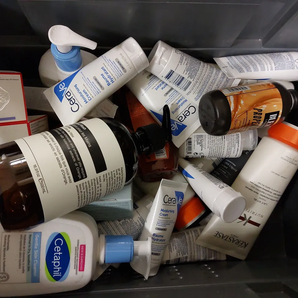 BOX OF APPROX 25 COSMETIC ITEMS TO INCLUDE CERAVE HYDRATING CLEANSER, CERAVE MOISTURISING CREAM, OLAPLEX HAIR PERFECTOR