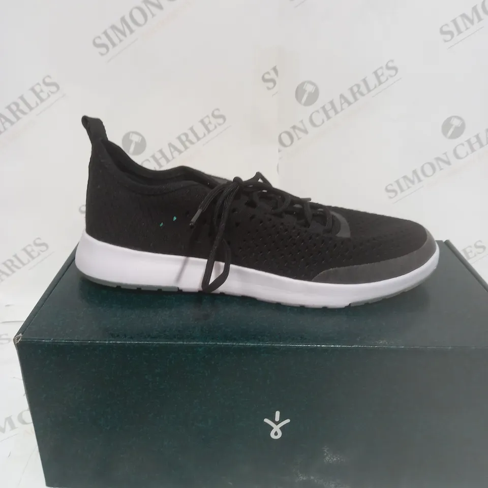 BOXED PAIR OF EMU AUSTRALIA BLACK SLIP ON TRAINER SIZE 7