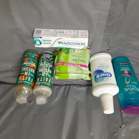 APPROXIMATELY 20 ASSORTED COSMETICS PRODUCTS TO INCLUDE - SENSODYNE TOOTHPASTE - SIMPLE TWIN PACK WIPES - L'OREAL ELVIVE SHAMPOO - ETC