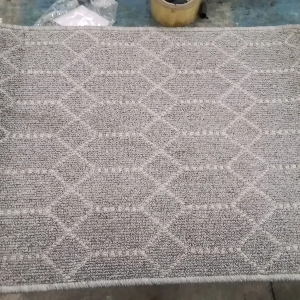 QUALITY DESIGNER AREA RUG - APPROXIMATELY 75X50CM