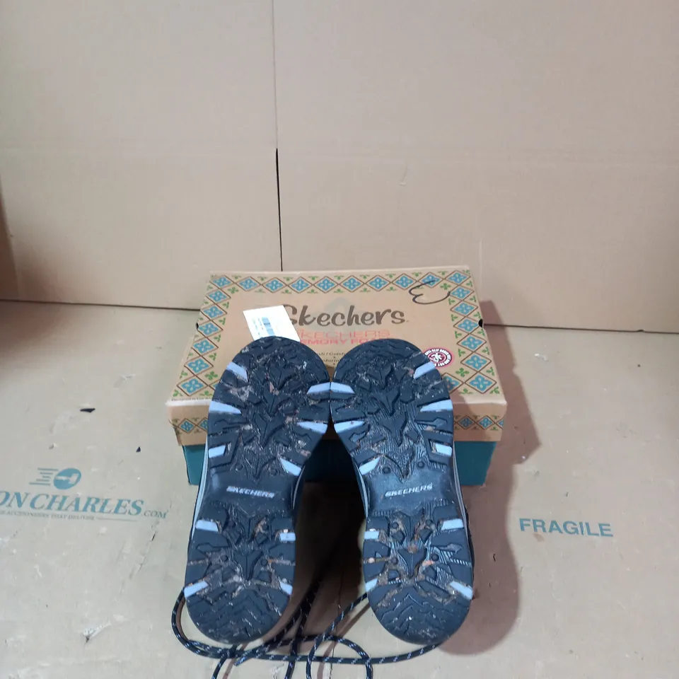 SKETCHERS MEMORY FOAM WATERPROOF SLIP-ON TRAINER/SHOE UK SIZE 4.5