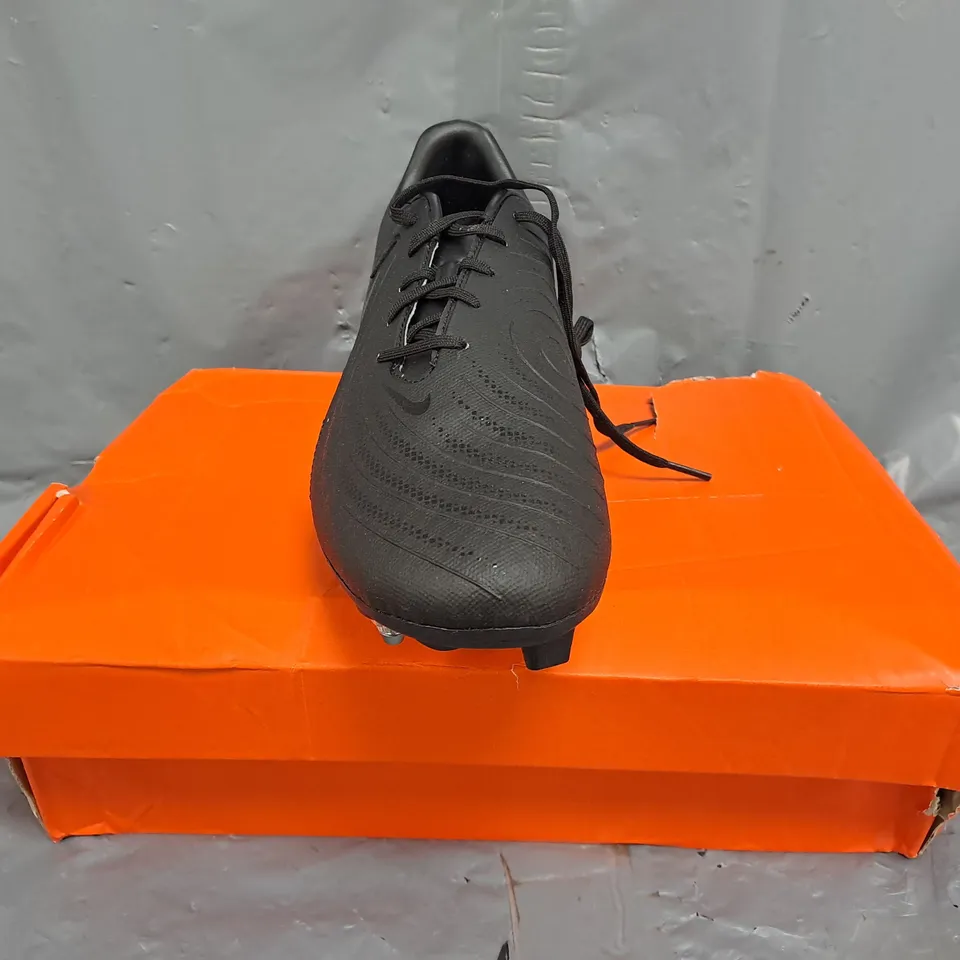 BOXED PAIR OF NIKE PHANTOM GX II ACAD SG-PRO SHOES IN BLACK SIZE UK 8.5