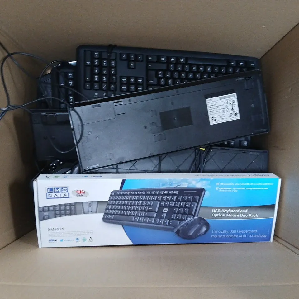 APPROXIMATELY 22 ASSORTED KEYBOARDS TO INCLUDE FUJITSU KB500, MICROSOFT KU-0459, HP KU-1156, ETC - COLLECTION ONLY