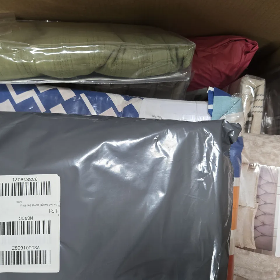 BOX OF APPROXIMATELY 10 ASSORTED HOUSEHOLD ITEMS TO INCLUDE CURTAINS AND DUVET SETS, ETC