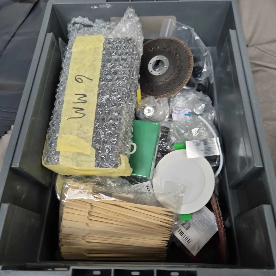 APPROXIMATELY 15 ASSORTED HOUSEHOLD PRODUCTS TO INCLUDE BLACK CLOCK, THIRSTY WATER BOTTLE, WINE & BEER HYDROMETER ETC