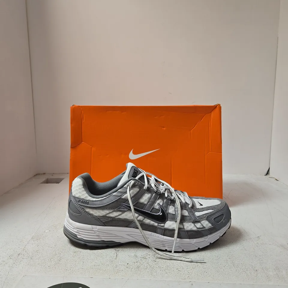 NIKE RUNNING SHOES – MEN'S, UK 12 (US 13), GREY/BLACK