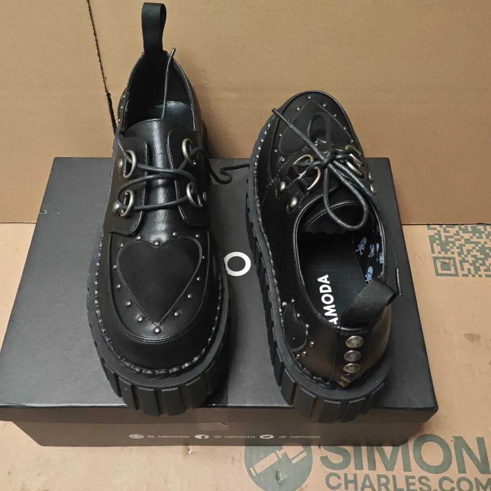 BOXED LAMODA WOMEN'S BLACK PLATFORM SHOES WITH HEART TOE DETAIL - 8