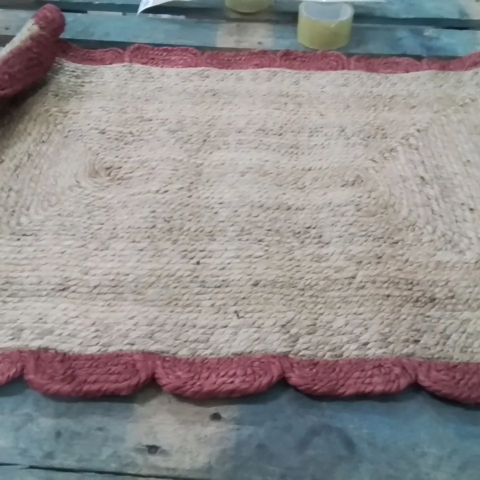 QUALITY DESIGNER AREA RUG - APPROXIMATELY 88X59CM