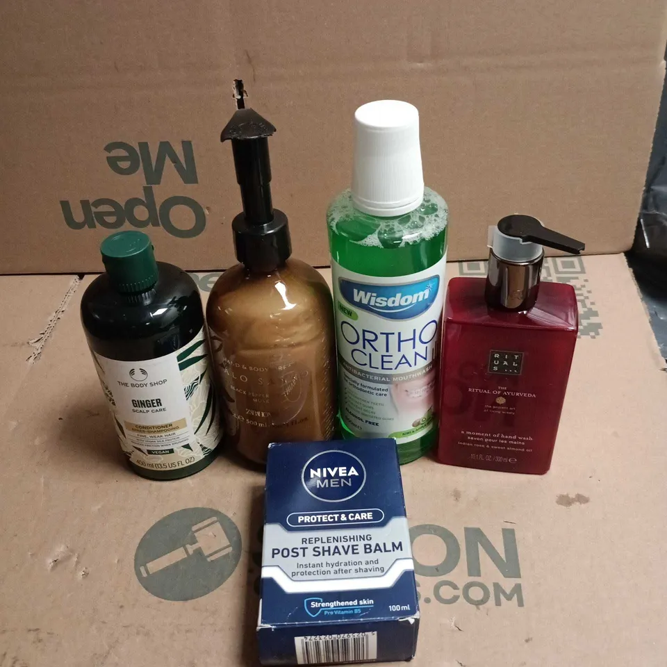 TOTE OF APPROXIMATELY 15 ASSORTED COSMETIC ITEMS TO INCLUDE BODY SHOP CONDITIONER, NIVEA POST SHAVE BALM, WISDOM MOUTHWASH, ZARAHOME, RITUAL OF AYURVEDA HAND WASH ETC
