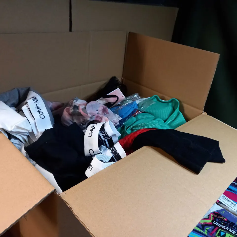 LOT OF APPROX. 20 ASSORTED CLOTHING ACCESSORIES  IN VARYING SIZES/COLOURS/STYLES TO INCLUDE: BOXERS, SOCKS, SCARFS