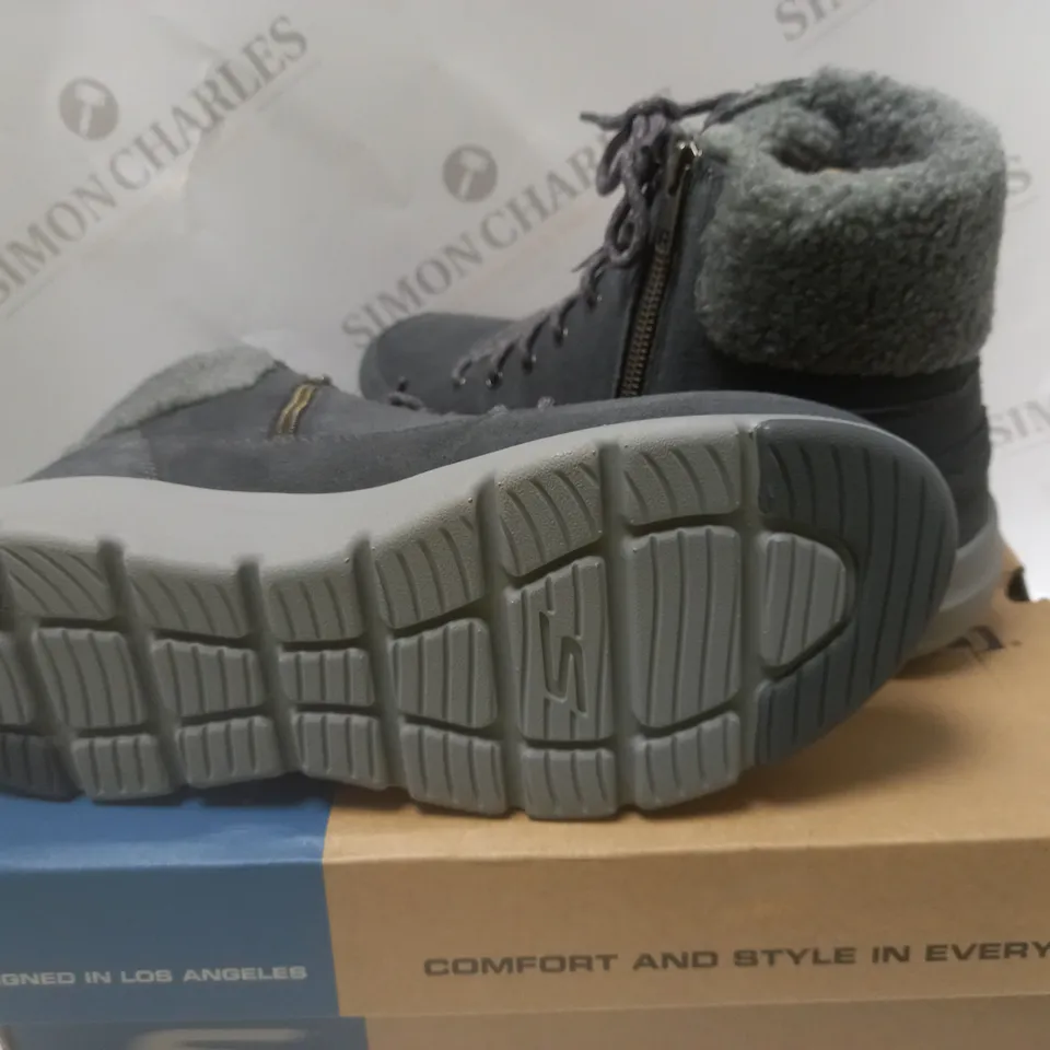BOXED SKETCHERS CHARCOAL ICE BOOT - SIZE 7