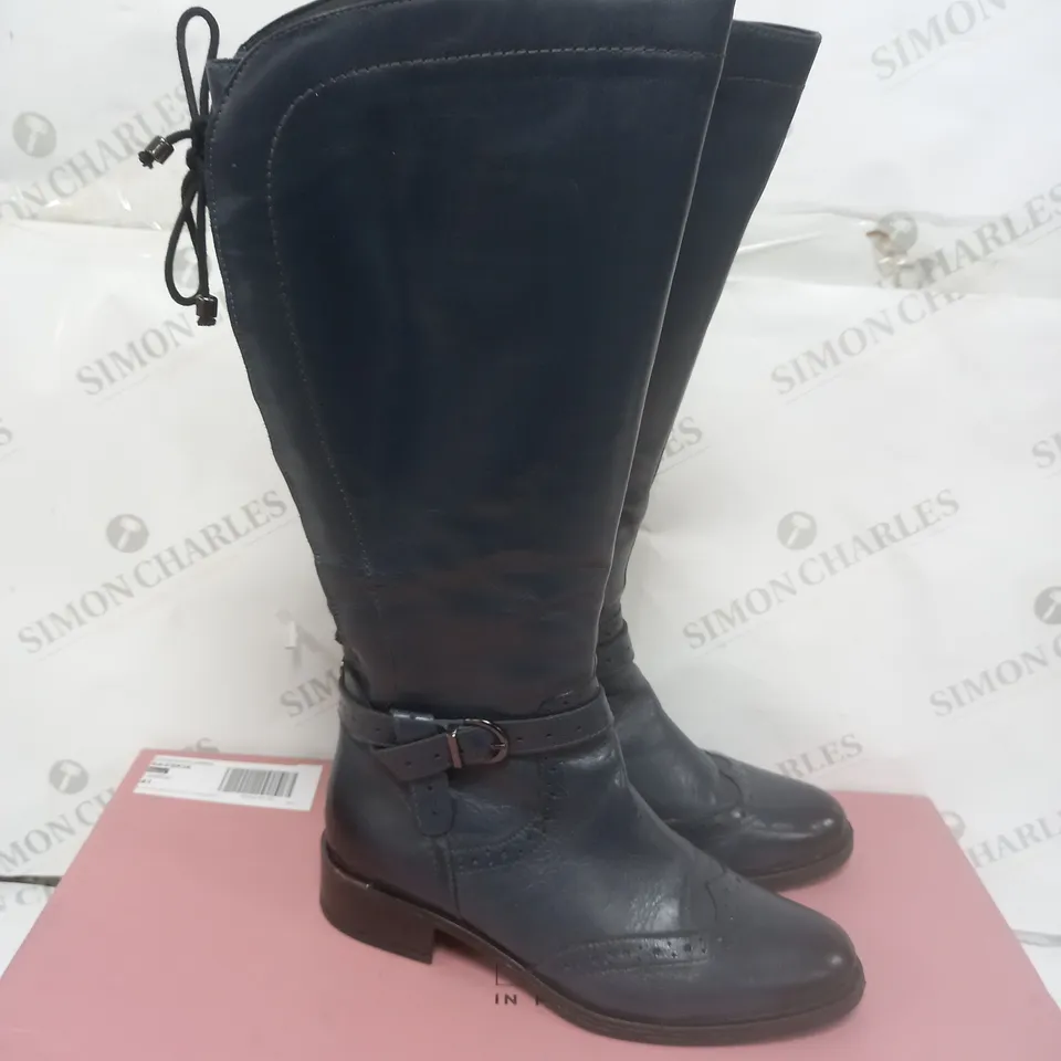 BOXED MODA IN PELLE SASSKIA NAVY LEATHER BOOTS SIZE 8