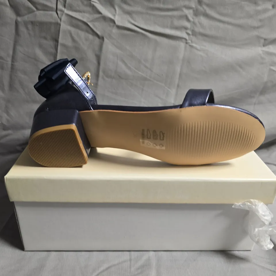 BOXED PAIR OF ANGLES FACE TEEN SANDALS - UK SIZE 36