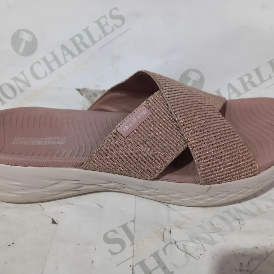 BOXED PAIR OF SKECHERS ON THE GO 600 STRETCH FIT CROSS BAND SLIDE ROSE GOLD SANDALS - SIZE 5