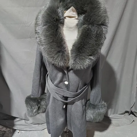 GUESS WOMEN'S GREY WOOL COAT WITH FUR COLLAR – BELTED, TAG - MEDIUM