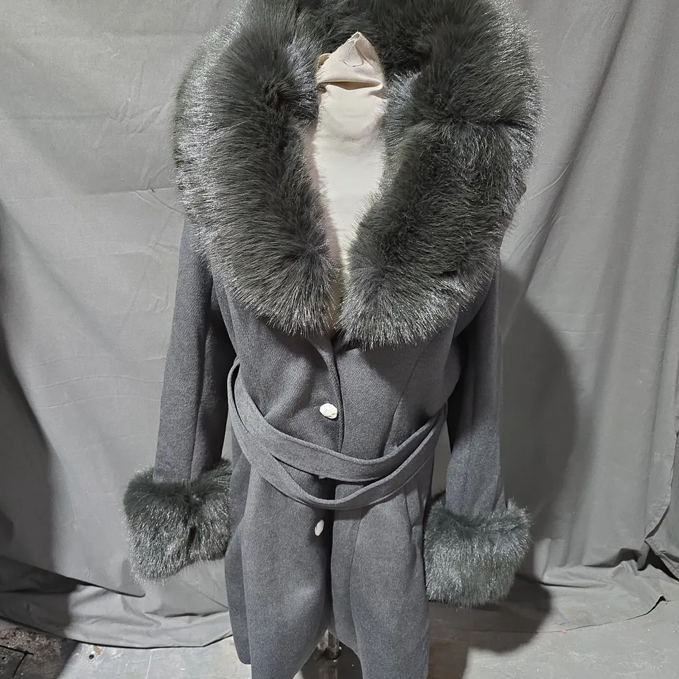 GUESS WOMEN'S GREY WOOL COAT WITH FUR COLLAR – BELTED, TAG - MEDIUM