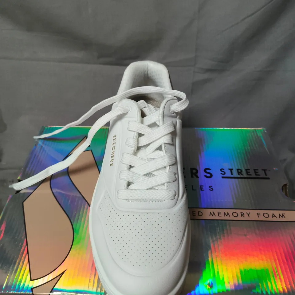 BOXED PAIR OF SKECHERS STREET LOS ANGELES WHITE SNEAKERS WITH MEMORY FOAM - SIZE 6