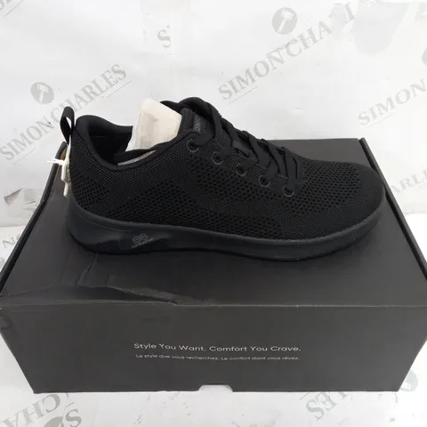 BOXED VIONIC BLACK TRAINER SIZE 7