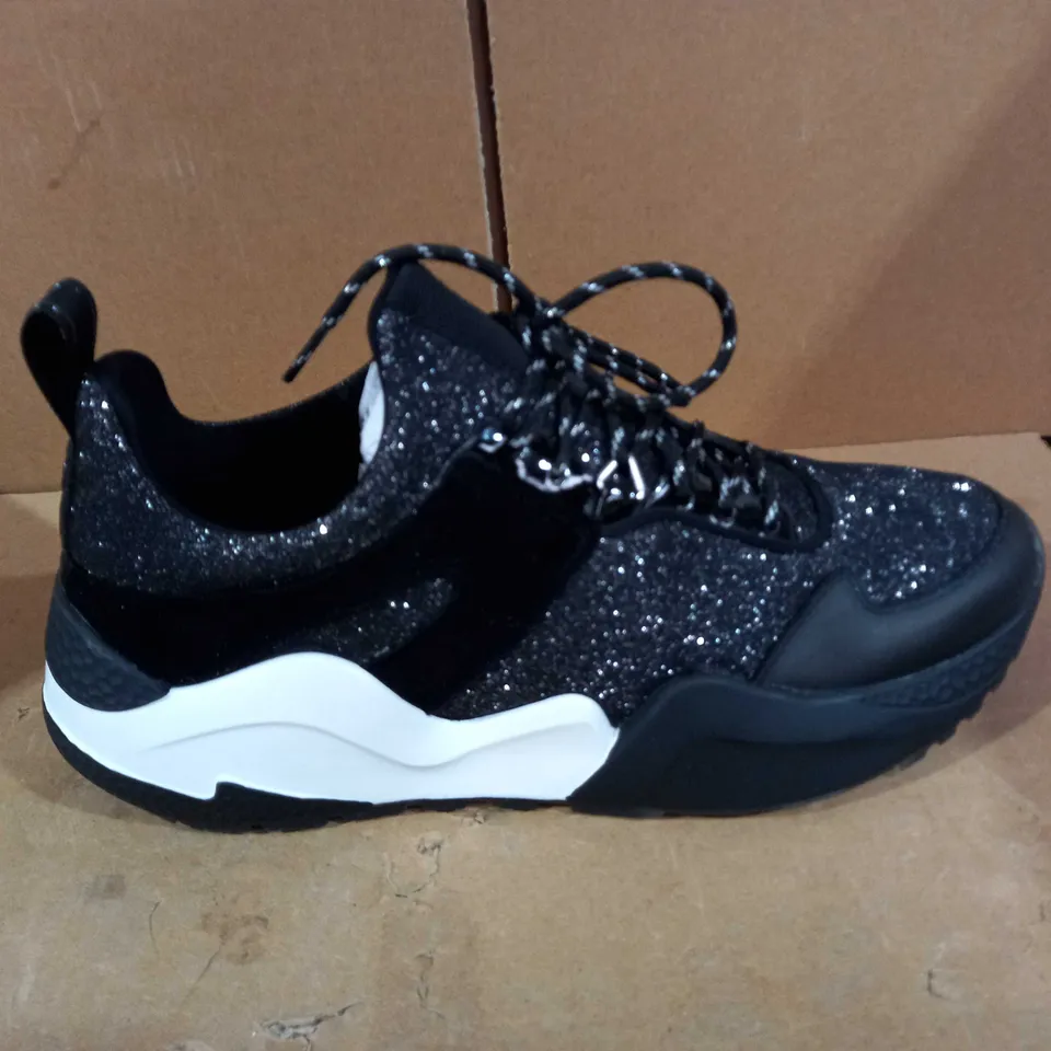 KENNETH COLE MADDOX JOGGER CHUNKY TRAINER - BLACK/WHITE - SIZE 7