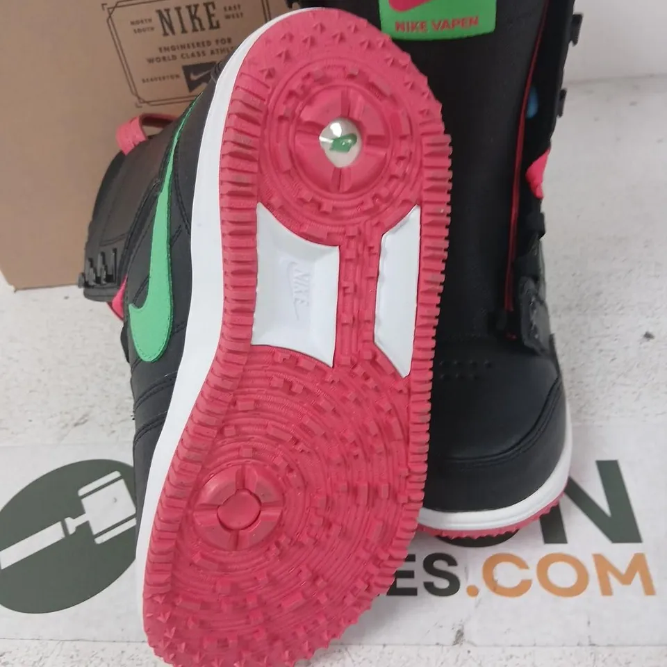 NIKE WMNS SNOWBOARD BOOTS - BLACK/GAMMA GREEN WITH PINK LINING (UK 3.5 / US 5)