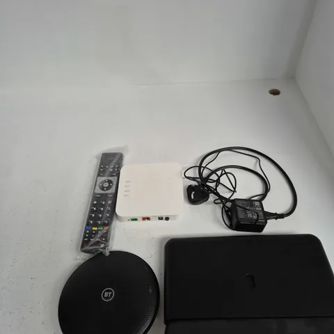 TOTE OF APPROXIMATELY 10 ASSORTED ITEMS INCLUDING AN EE SMART HUB, AN AC ADAPTOR AND A BT WIFI DISC
