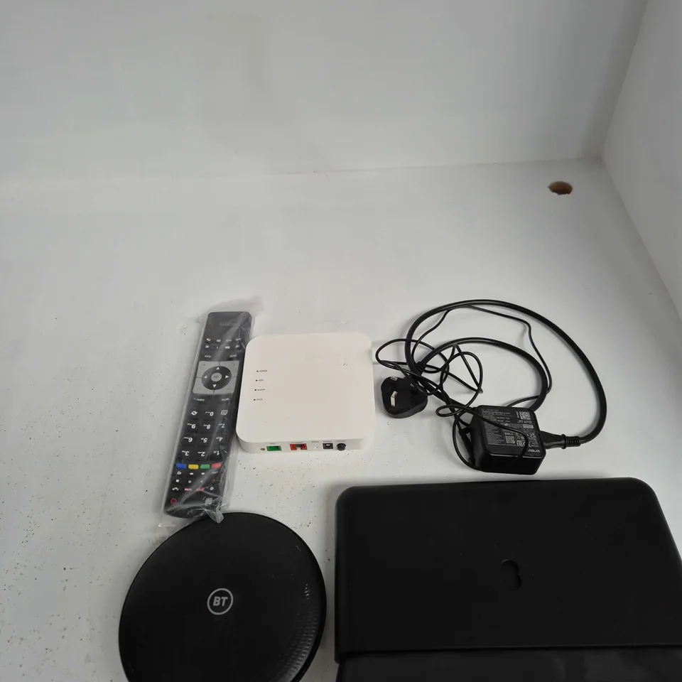 TOTE OF APPROXIMATELY 10 ASSORTED ITEMS INCLUDING AN EE SMART HUB, AN AC ADAPTOR AND A BT WIFI DISC