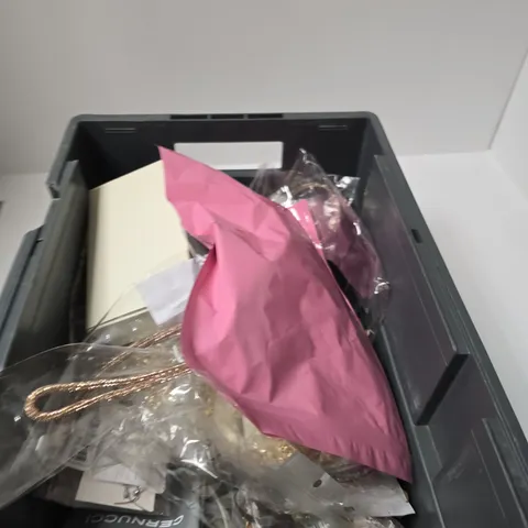 APPROXIMATELY 20 ASSORTED JEWELLERY ITEMS INCLUDING RINGS AND BRACELETS