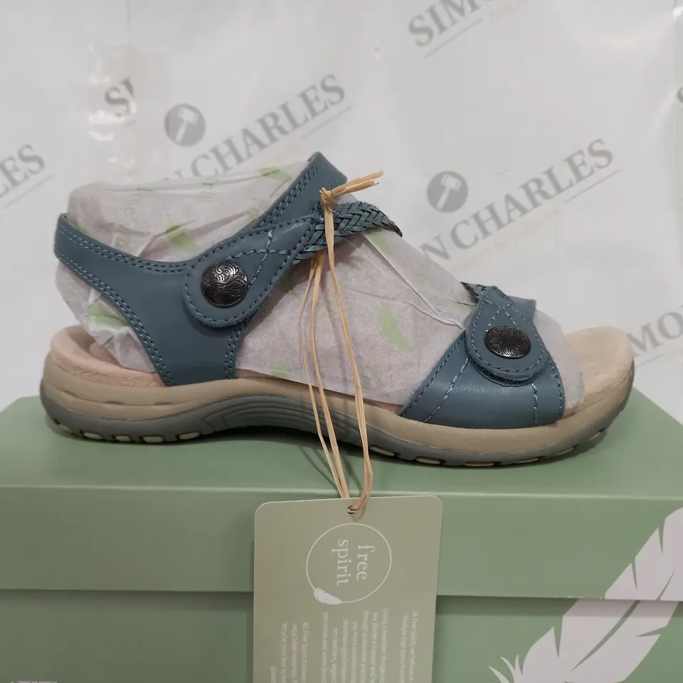 BOXED FREE SPIRIT MALIBU HIGH FLAT SANDLAS WITH OPEN TOE - SIZE 6