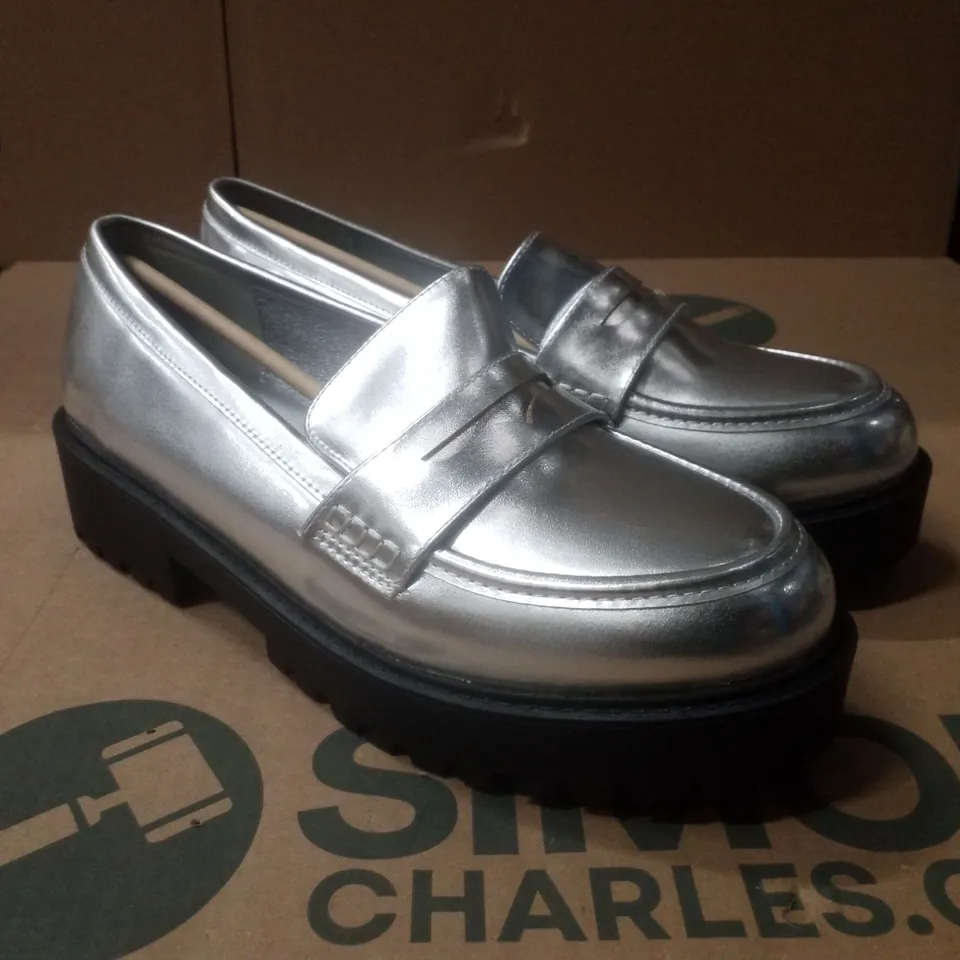 BOX CONTAINING APPROXIMATELY 5 PAIRS OF BRAND NEW SIMPLY BE SILVER DALLAS WIDE PENNY LOAFERS - SIZE 8