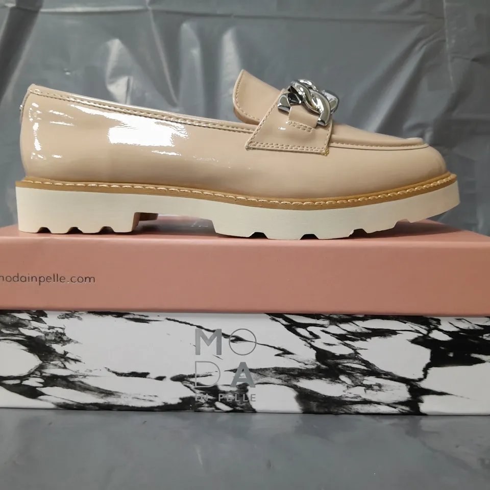BOXED PAIR OF MODA IN PELLE CHUNKY LOAFERS IN NUDE W. SILVER EFFECT CHAIN SIZE 6