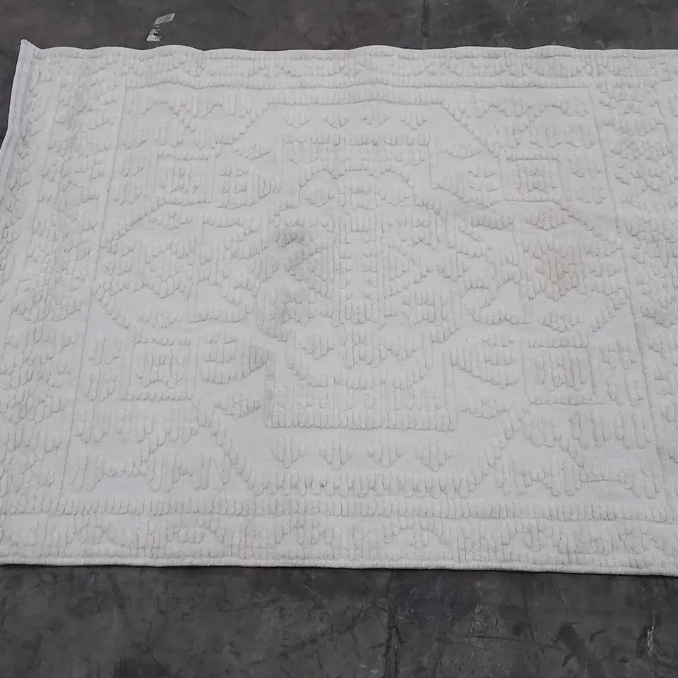 QUALITY DESIGNER AREA RUG - APPROXIMATELY 150CM 110CM- CREAM