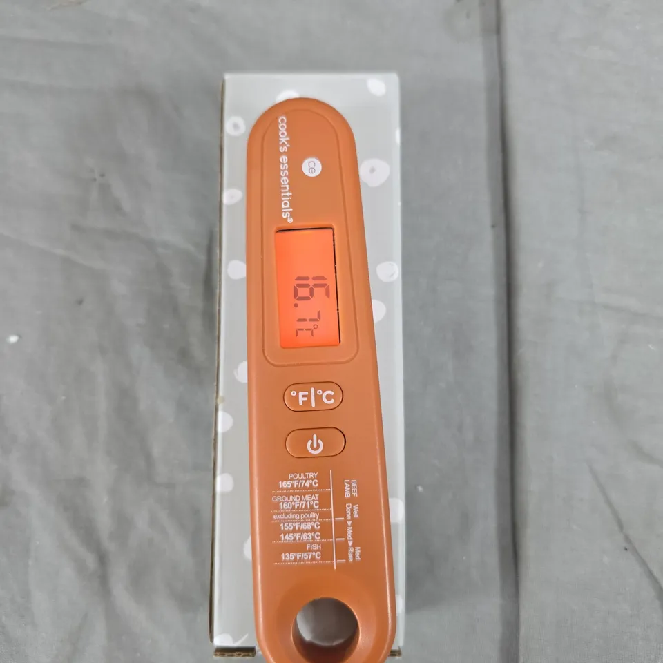 BOX OF APPROXIMATELY 10 ASSORTED ITEMS TO INCLUDE: BEIGE HANDBAG AND FOOD THERMOMETER 