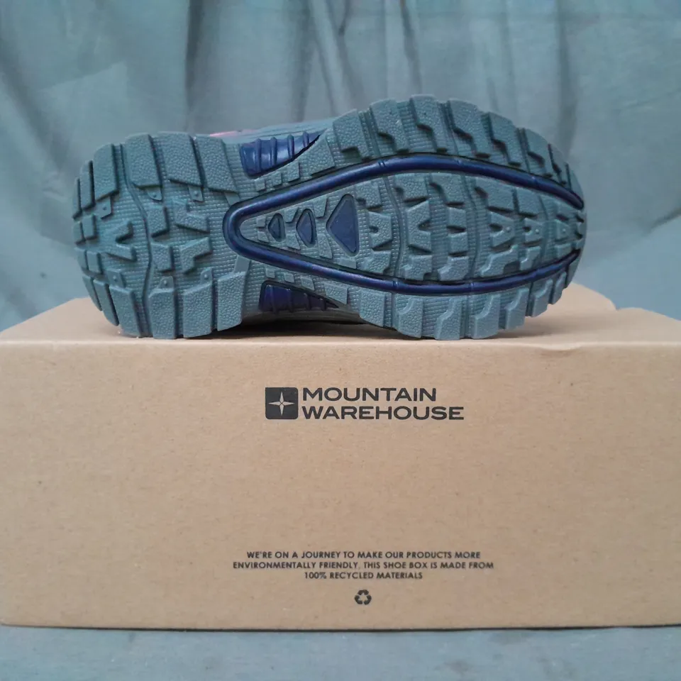 BOXED PAIR OF MOUNTAIN WAREHOUSE DRIFT JUNIOR WATERPROOF OUTDOOR BOOTS IN NAVY UK SIZE 6