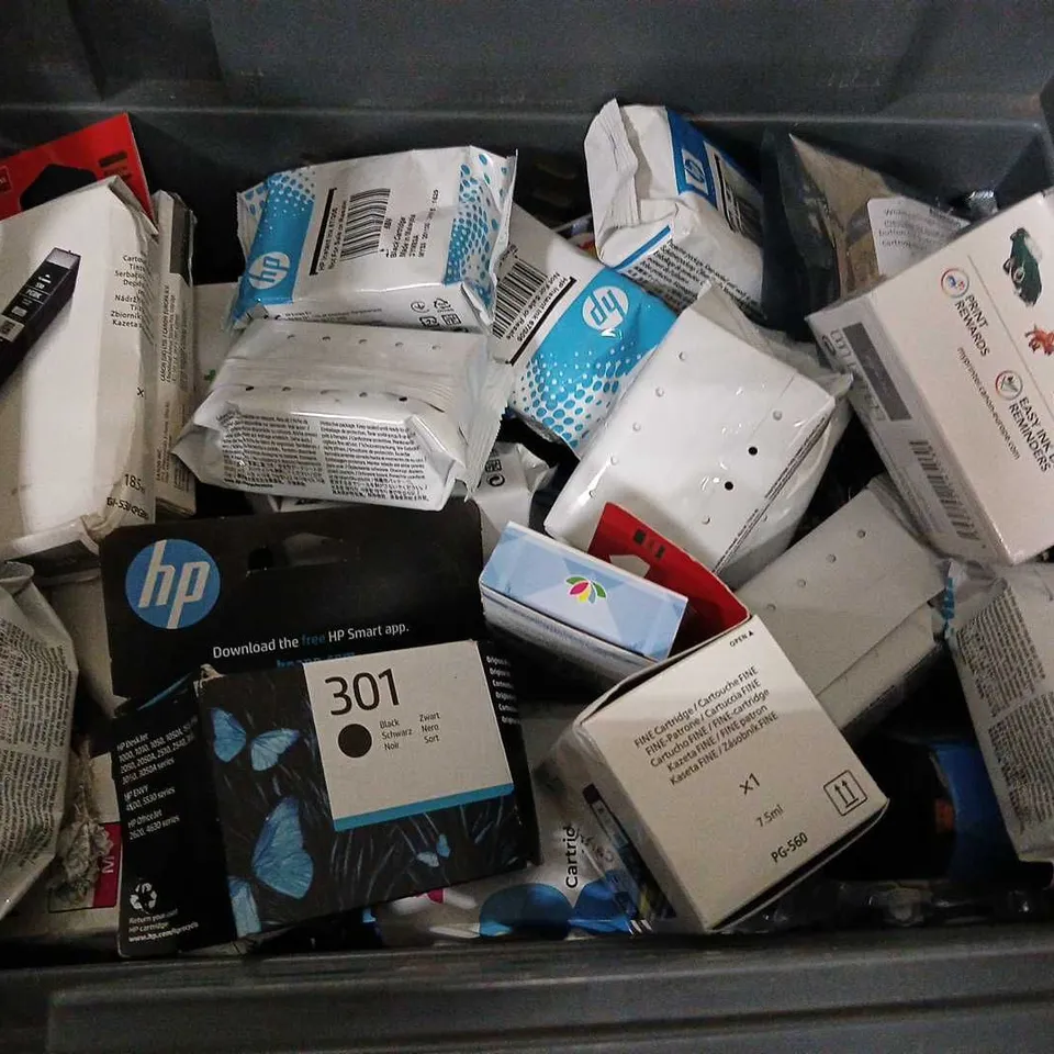 LOT OF ASSORTED PRINTER INK CARTRIDGES TO INCLUDE EPSON, HP AND CARTRIDGE SAVE