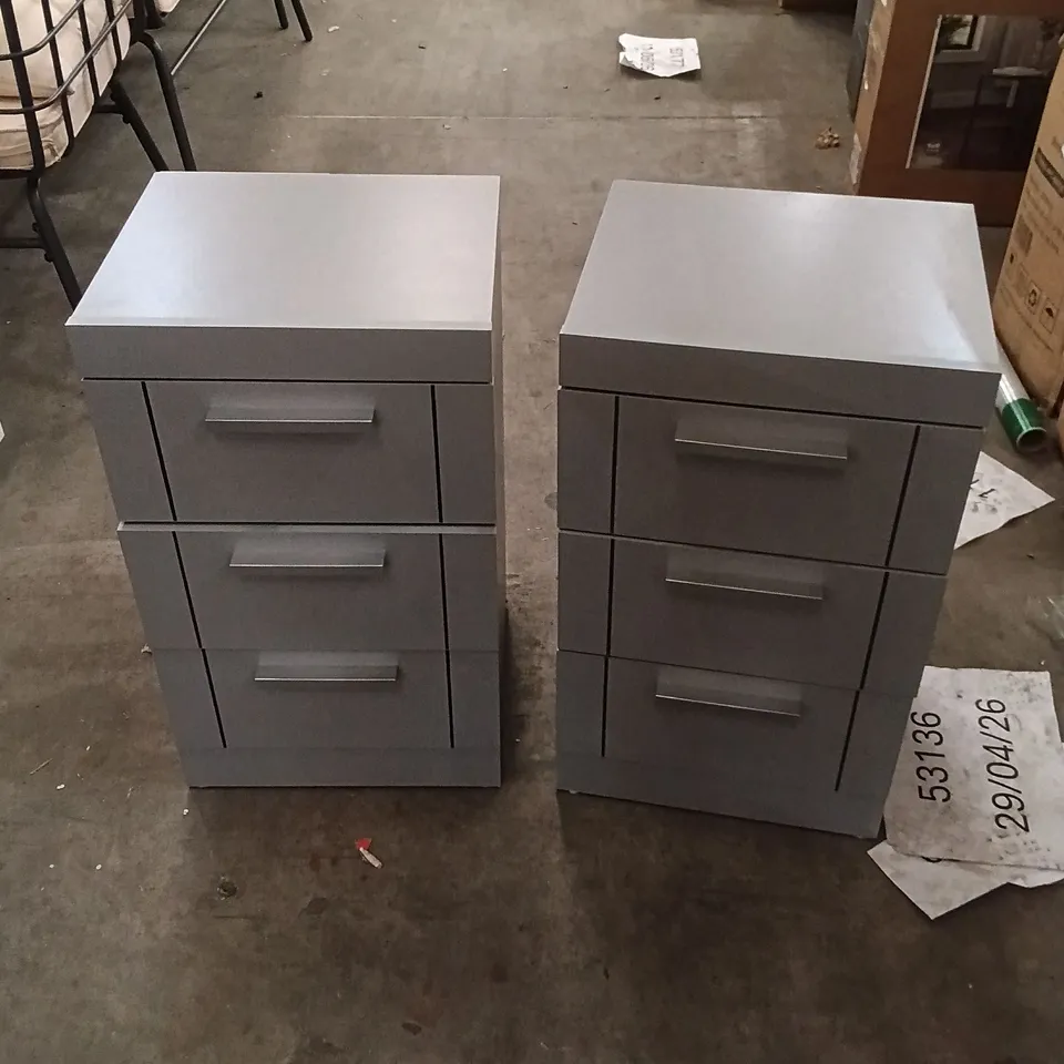 PAIR OF MODERN 3-DRAWER BEDSIDE CABINETS - GREY