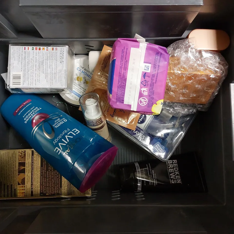 BOX OF APPROX 10 ITEMS TO INCLUDE ELVIVE FIBROLOGY SHAMPOO AND CONDITIONER, GARNIER HAIR FOOD, BED HEAD RECOVERY SHAMPOO