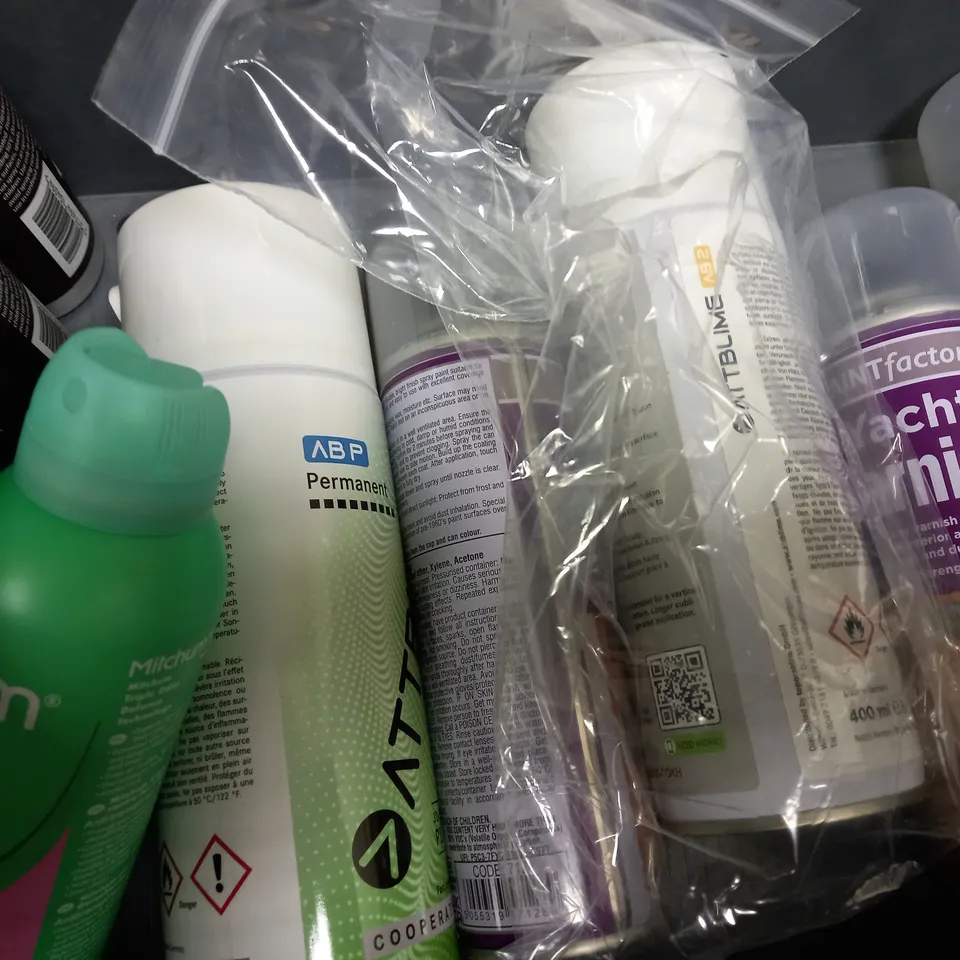 BOX OF APPROX 12 ASSORTED AEROSOLS TO INCLUDE ATTBLIME SCANNING SPRAY, MITCHUM DEODORANT, ROOT PERFECT BLACK HAIR CONCEALER, ETC