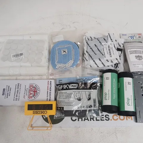 LOT OF ASSORTED HOUSEHOLD ITEMS TO INCLUDE PLOP BAGS, MODEL PALISADE FENCING AND SPIKY PLUS
