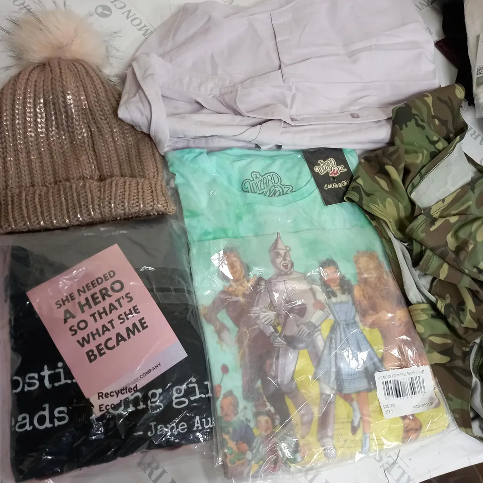 BOX OF APPROXIMATELY 20 ASSORTED ITEMS TO INCLUDE BOBBLE HAT, WIZARD OF OZ T-SHIRT, SHIRT ETC