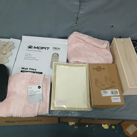 BOX OF APPROXIMATELY 15 ASSORTED ITEMS TO INCLUDE - TONMOM LAPTOP STAND, CO FIT PEEL AND STICK WALL TILE,S AND HAND TOWELS ETC. 
