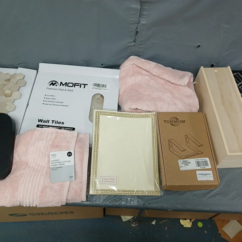BOX OF APPROXIMATELY 15 ASSORTED ITEMS TO INCLUDE - TONMOM LAPTOP STAND, CO FIT PEEL AND STICK WALL TILE,S AND HAND TOWELS ETC. 