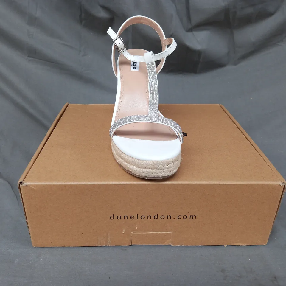 BOXED PAIR OF DUNE LONDON 487 KITTEN OPEN TOE WEDGE SANDALS IN WHITE W. JEWEL EFFECT SIZE 5