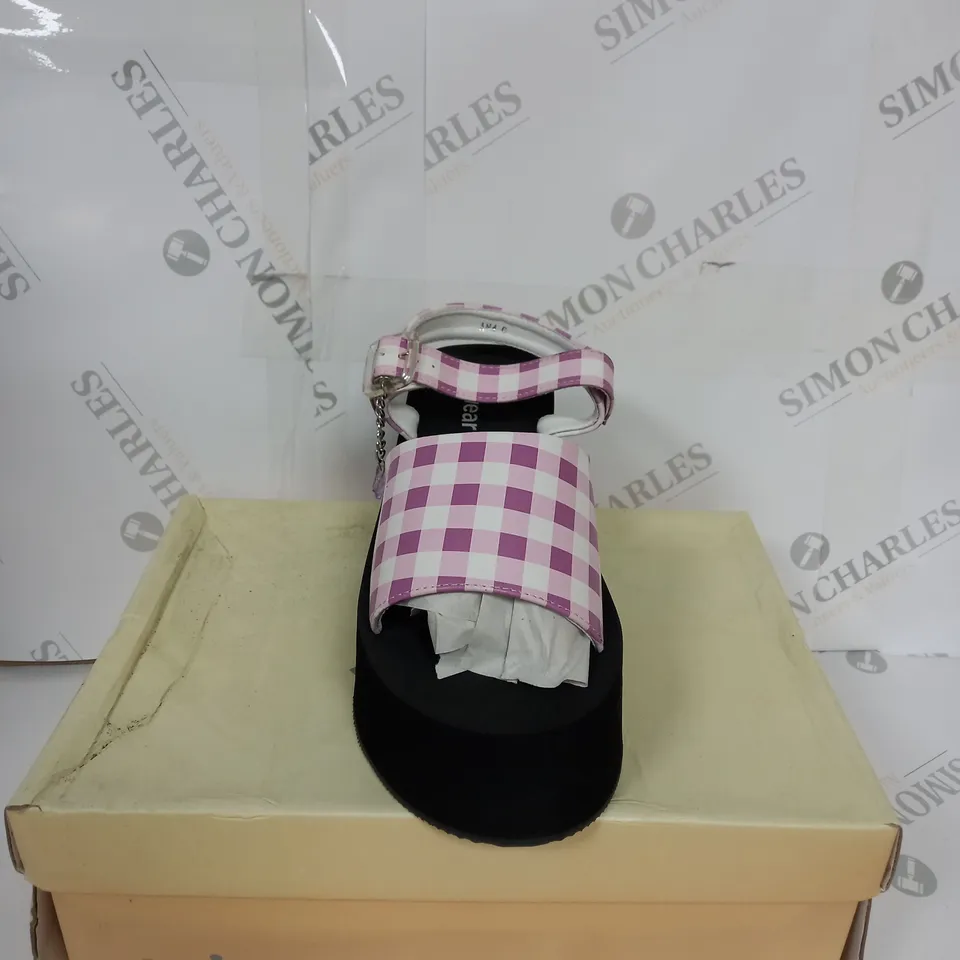 BOXED KOI FOOTWEAR FLYING WHISPERS PURPLE PLAID BUTTERFLY SANDALS SIZE 6