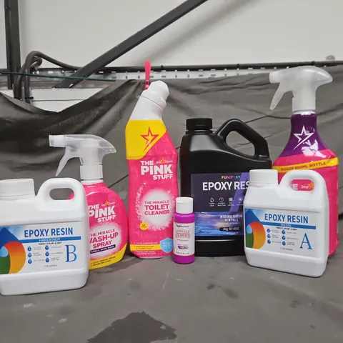 APPROXIMATELY 14 ASSORTED LIQUIDS TO INCLUDE EPOXY RESIN, THE PINK STUFF WINDOW & GLASS CLEANER, PAINT, ETC - COLLECTION ONLY
