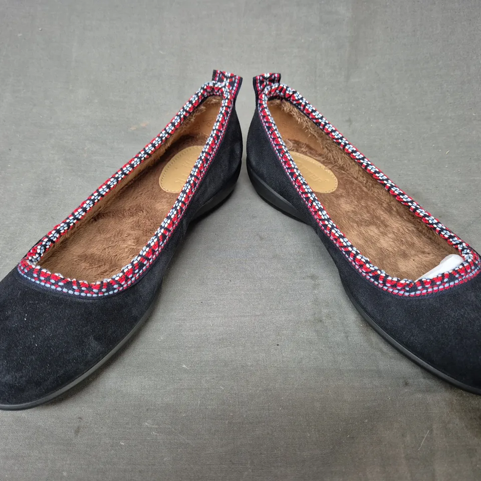 BOXED PAIR OF HOTTER SLIP-ON SHOES IN NAVY UK SIZE 5