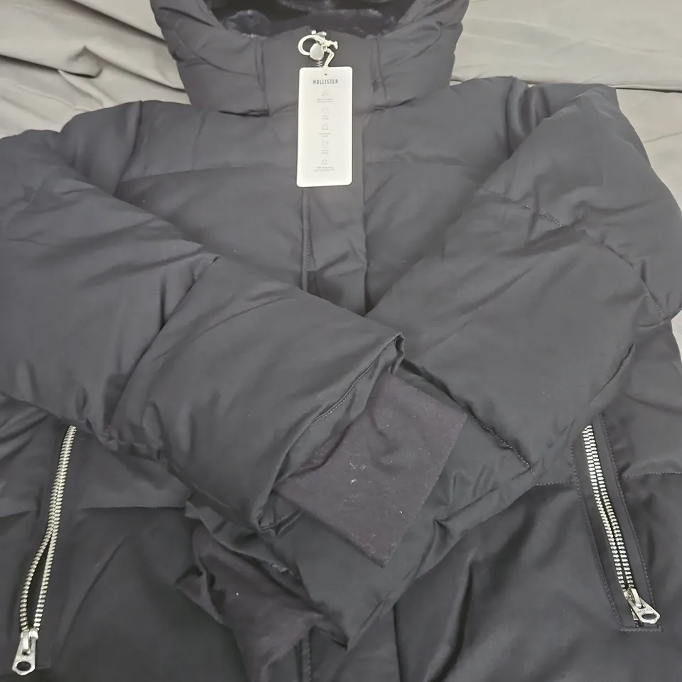 HOLLISTER PUFFER JACKET – UK M (MEDIUM) 