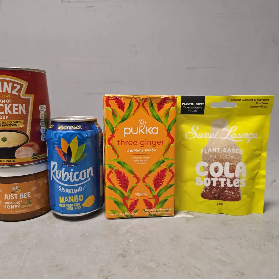 APPROXIMATELY 8 ASSORTED FOOD & DRINK ITEMS TO INCLUDE - PUKKA THREE GINGER , COLA BOTTLES  , HEINZ CHICKEN SOUP ETC